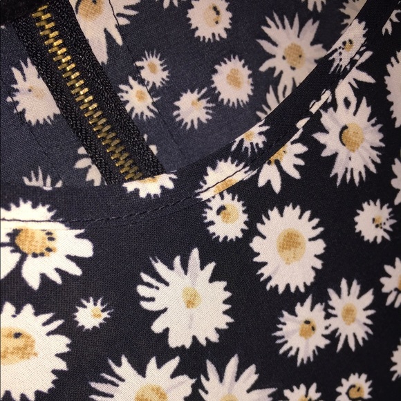 FREE WITH BUNDLE: Floral Top (3 for $20) - Picture 2 of 3